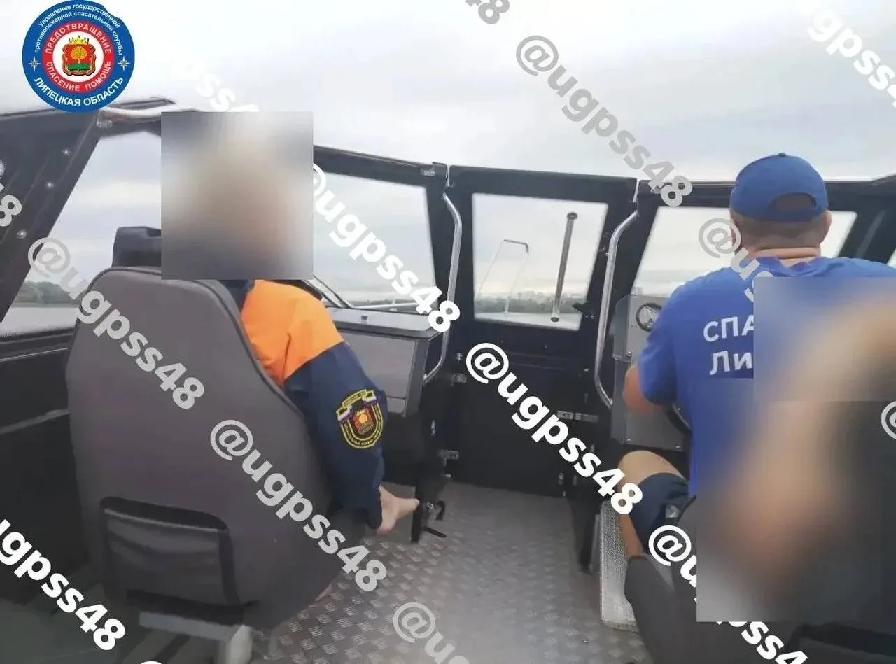 ❗️С пляжа НЛМК в Липецке на середину р. Воронеж уплыла девушка
