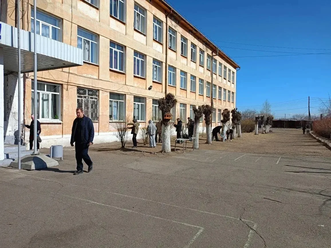 Весенний субботник: Пробуждение школы к жизни! ☀️Сегодняшний день был наполнен особенным теплом – не