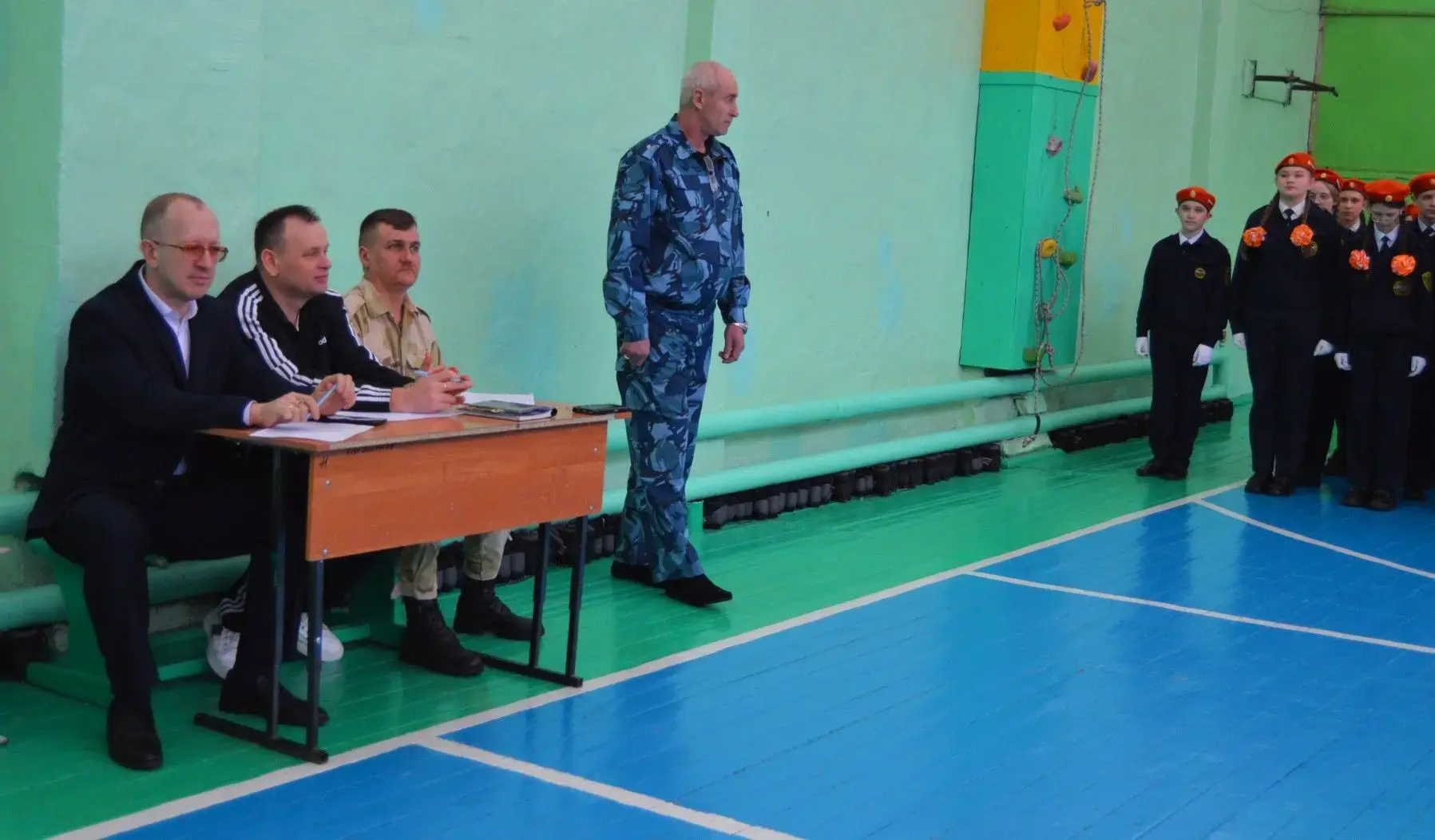 Традиционный конкурс "Смотр строя и песни"- объединяет учащихся с первого по одиннадцатый класс. Это