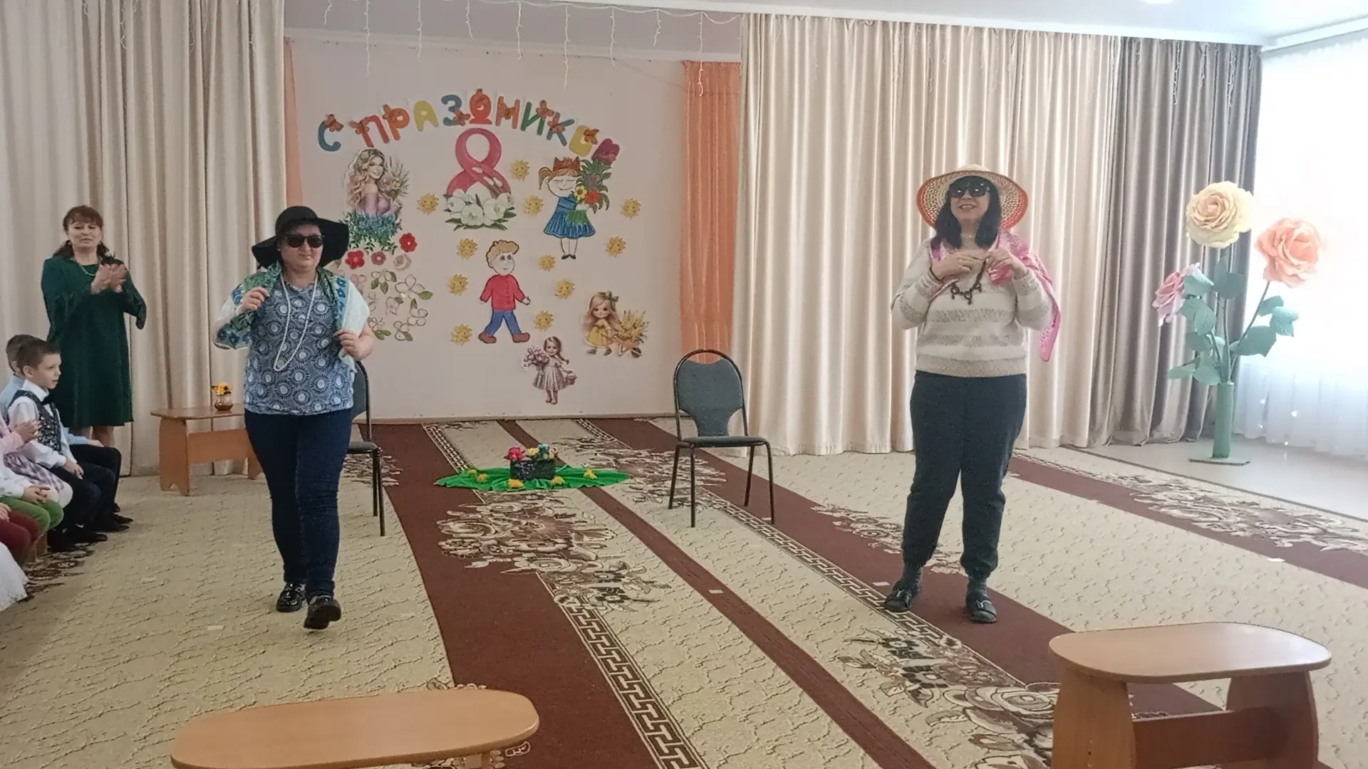 С праздником весны, красоты, цветения, милые дамы, поздравляет группа 7 (корпус 1). Здо...