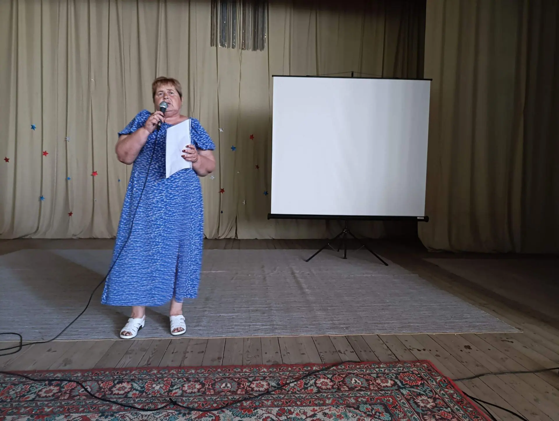 Участники кружка Позитив репетируют новые песни ко Дню семьи, любви и верности.