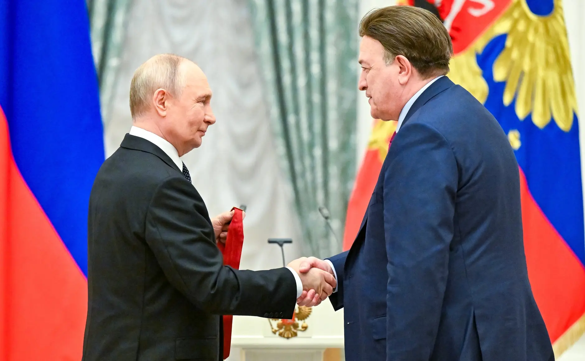 Президент РФ Владимир Путин вручил академику Амирану Ревишвили орден «За заслуги перед Отечеством» I