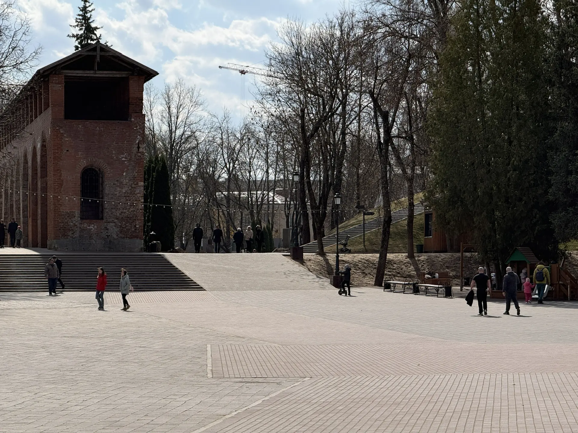 В «Лопатинском саду», в рамках объезда, также дал несколько поручений по приведению зеленых зон в по