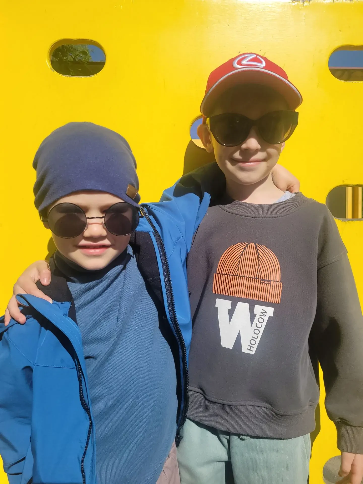 👓🌞🕶 Очки от солнца защищают!
Очки охотно покупают!
Ведь мир в очках — совсем другой,
И небо кажет
