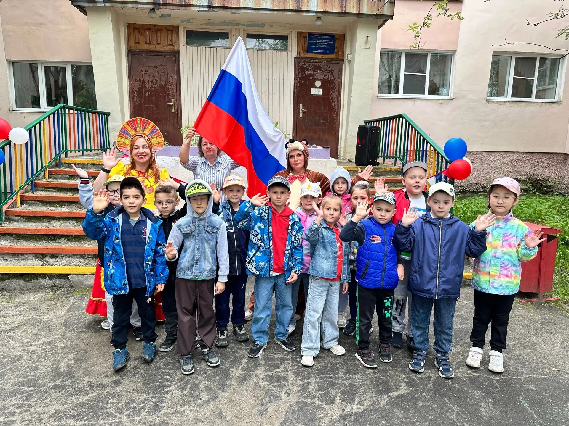 🇷🇺✨ Мы живем в России!

📅 В преддвествии главного государственного праздника — Дня России — в наш