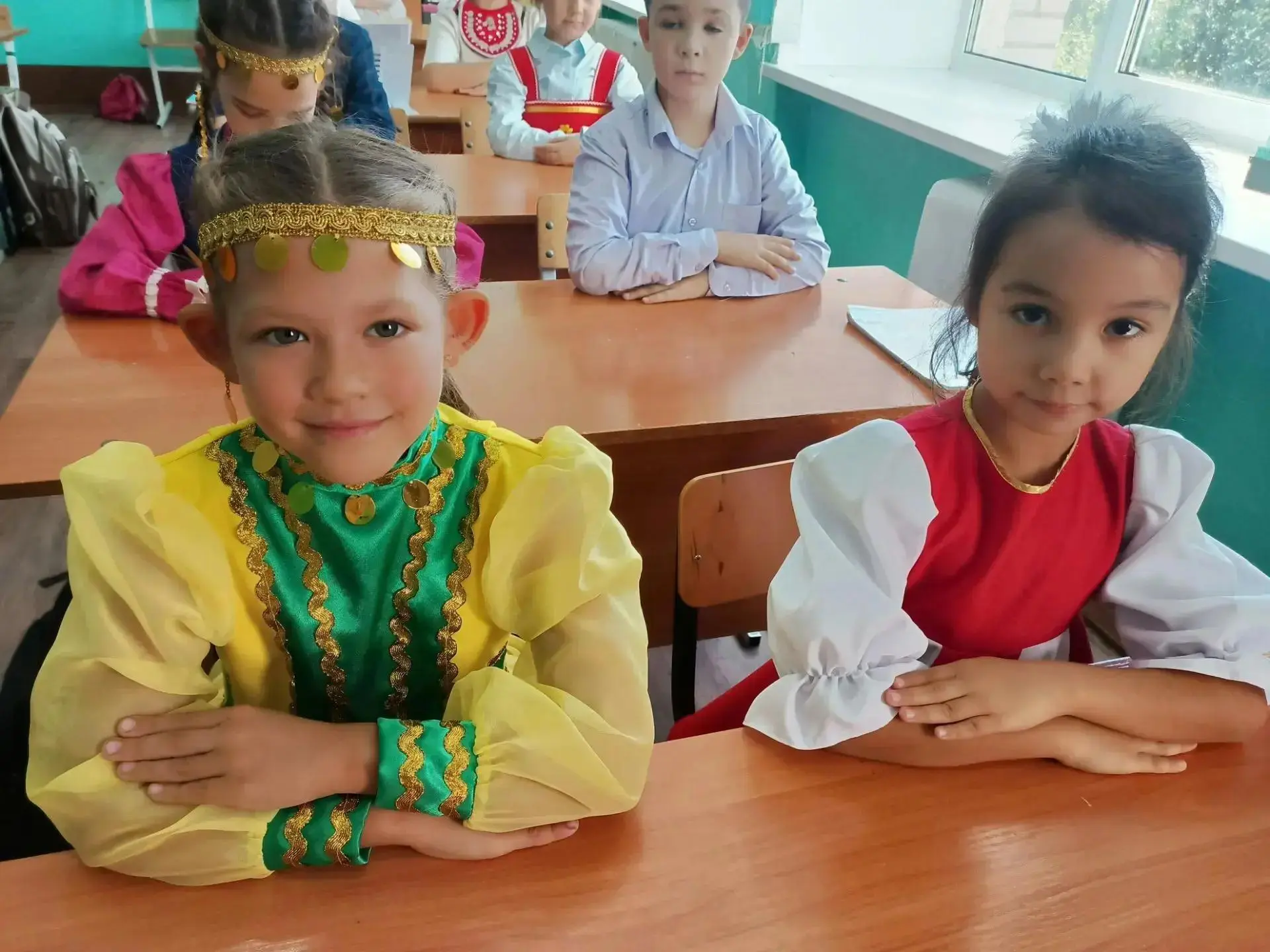 🧣 Путешествие в мир традиций: во 2 «Б» классе отметили День национального костюма.