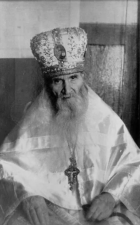 «Заходя в автобус, самолет, легковую машину и т. п., необходимо молча перекреститься, н...