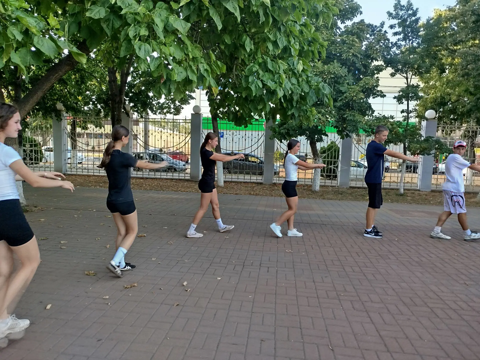 Энергия движения в парке: спортивная школа «Юность» провела открытую тренировку по лёгк...