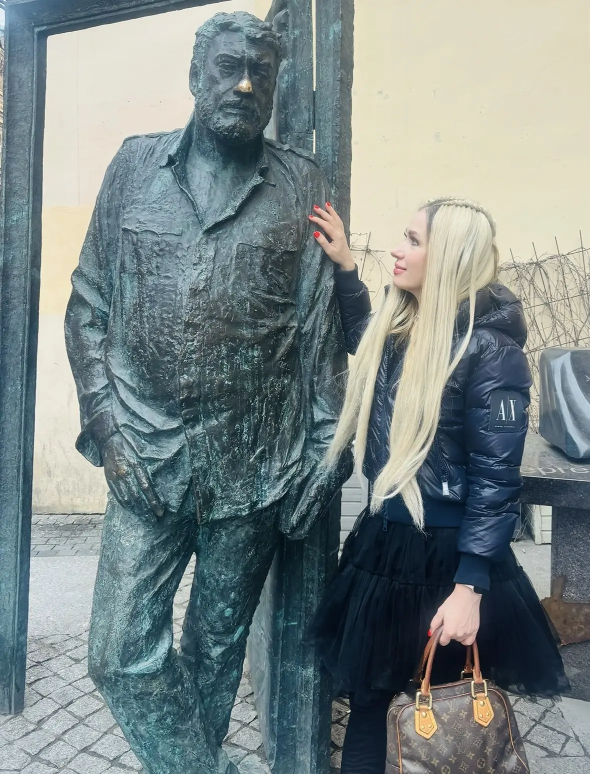 🌸 Вчера погуляла по Рубинштейну, сделала фото с Довлатовым и заодно посетила нетворкинг.