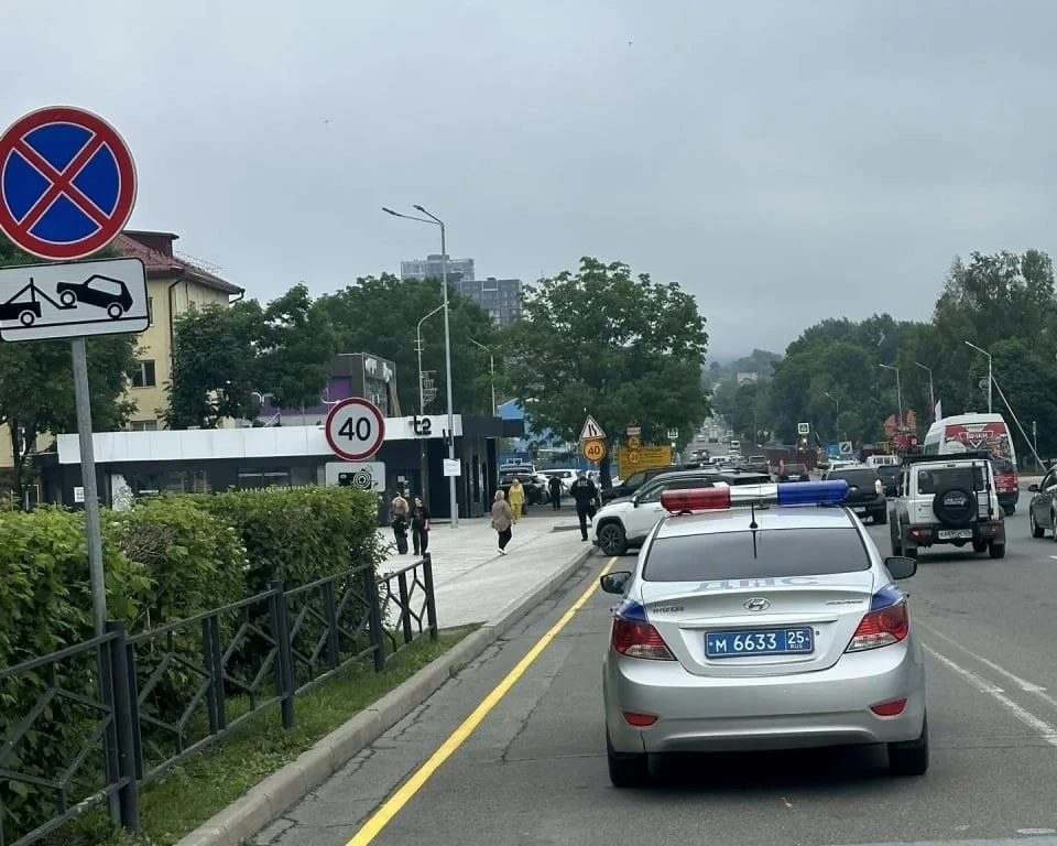 ❗️В районе площади Ленина в Артёме, напротив городского фонтана, установили знак "Остановка запрещен