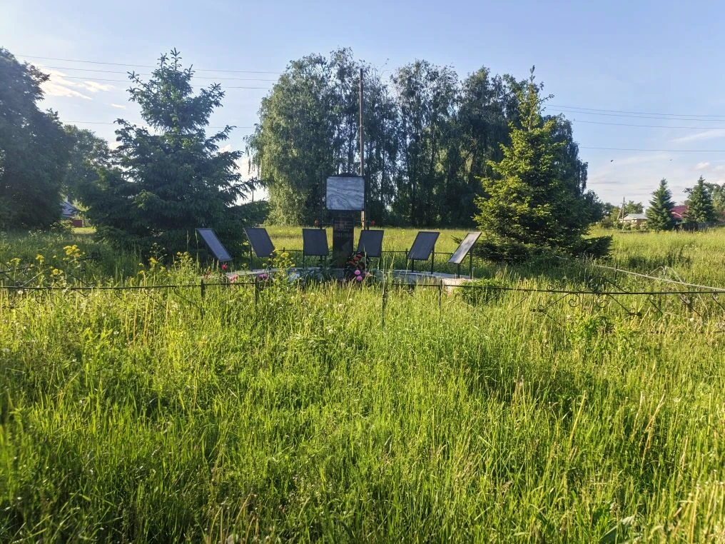 КРЮКОВСКИЙ СДК навел порядок на территории памятника.