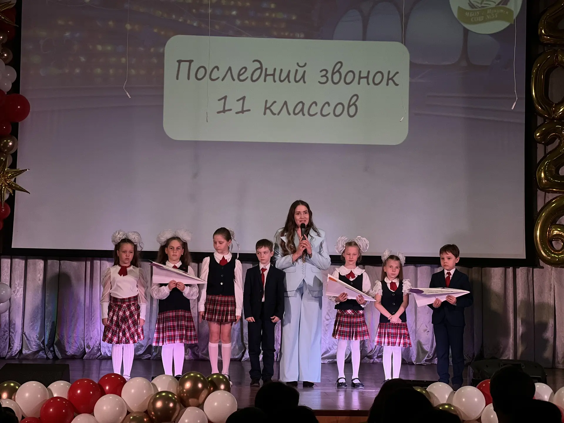 Взрослая жизнь на пороге: последний звонок для 9 и 11 классов 🎓🔔  Сегодня в нашей школе особенно зво