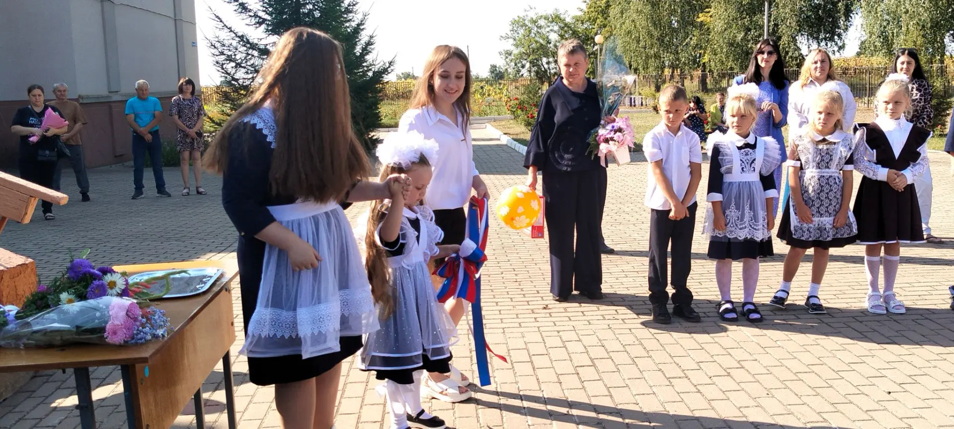 С Днем знаний! 🍁 Сегодня наша любимая школа вновь распахнула свои двери для учеников, ...