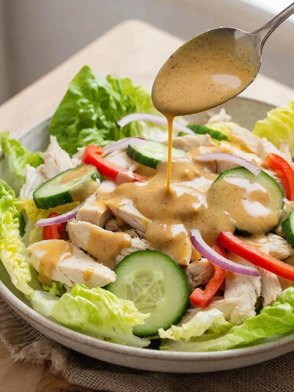 КУРИНАЯ ГРУДКА В САЛАТЕ ЧАСТО ПОЛУЧАЕТСЯ СУХОЙ: ЧТО ДОБАВИТЬ В ЗАПРАВКУ ВМЕСТО МАЙОНЕЗА