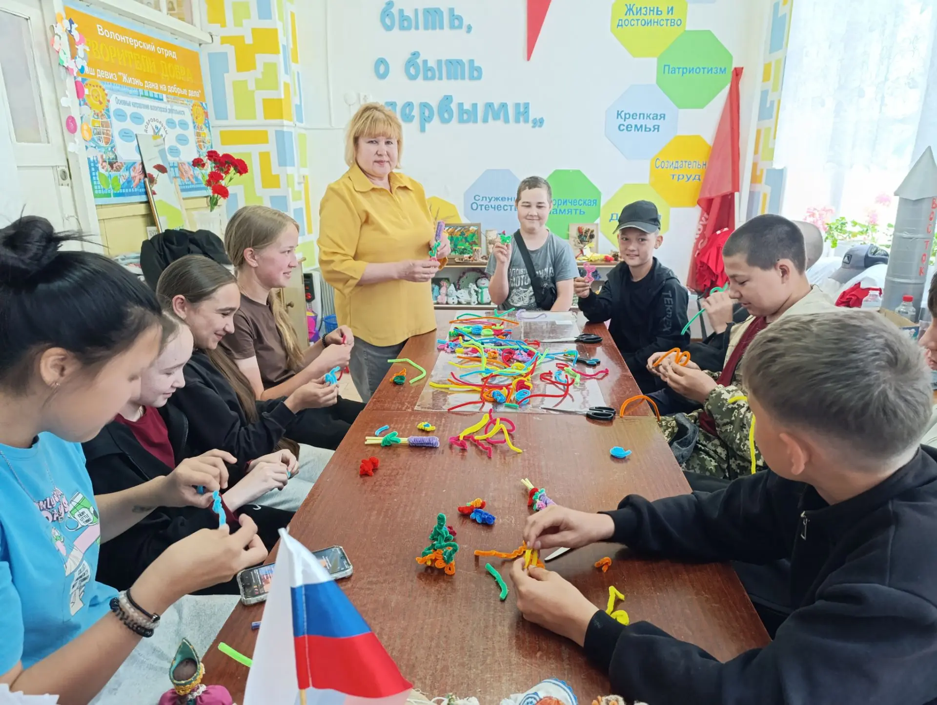 Проволочная фантазия: как прошло занятие в «Умелых ручках»!

На очередном занятии по дополнительной 