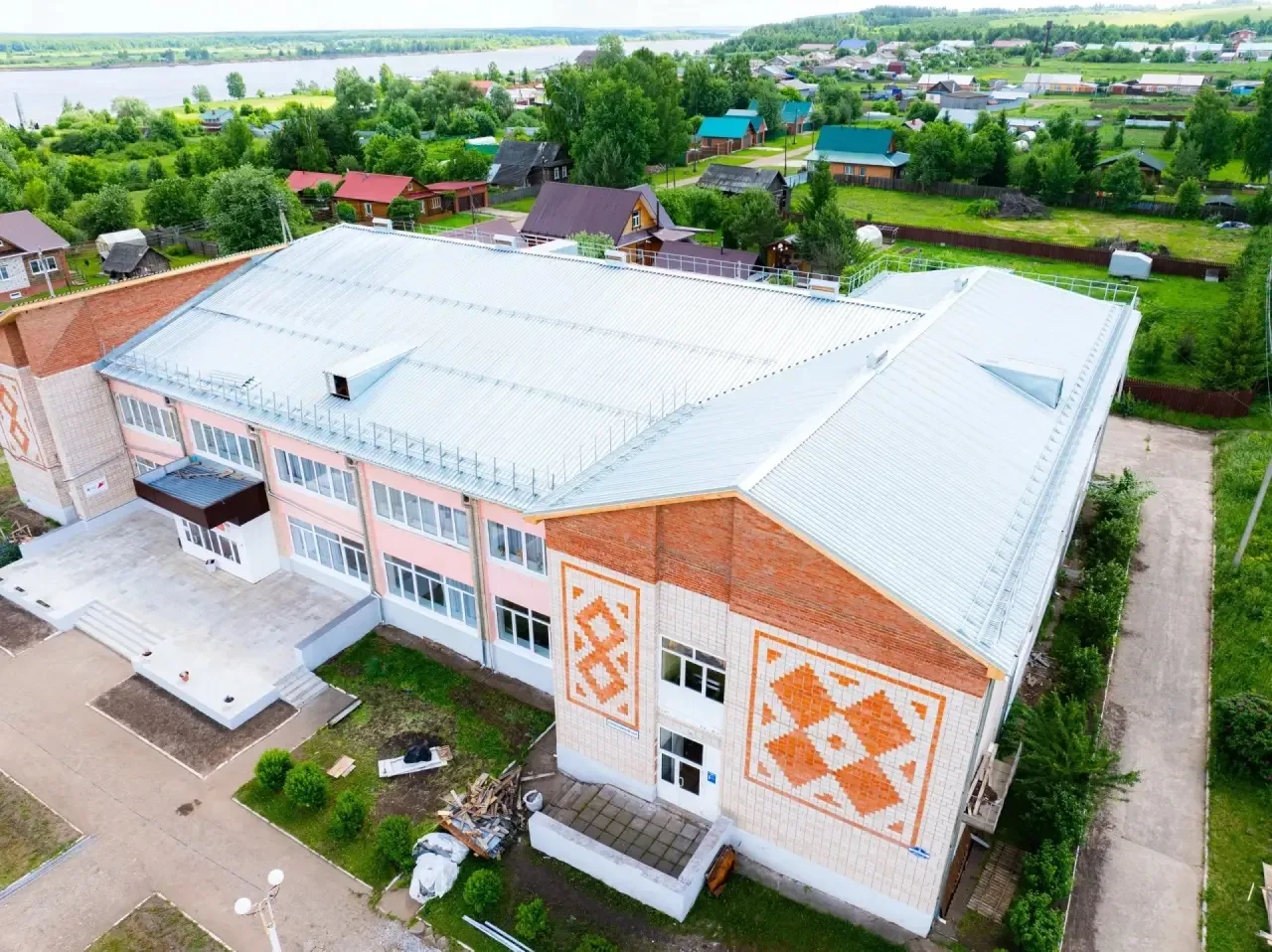 Дулесовский сельский культурный центр преобразился

Ремонт кровли завершен, подрядчик устраняет недо
