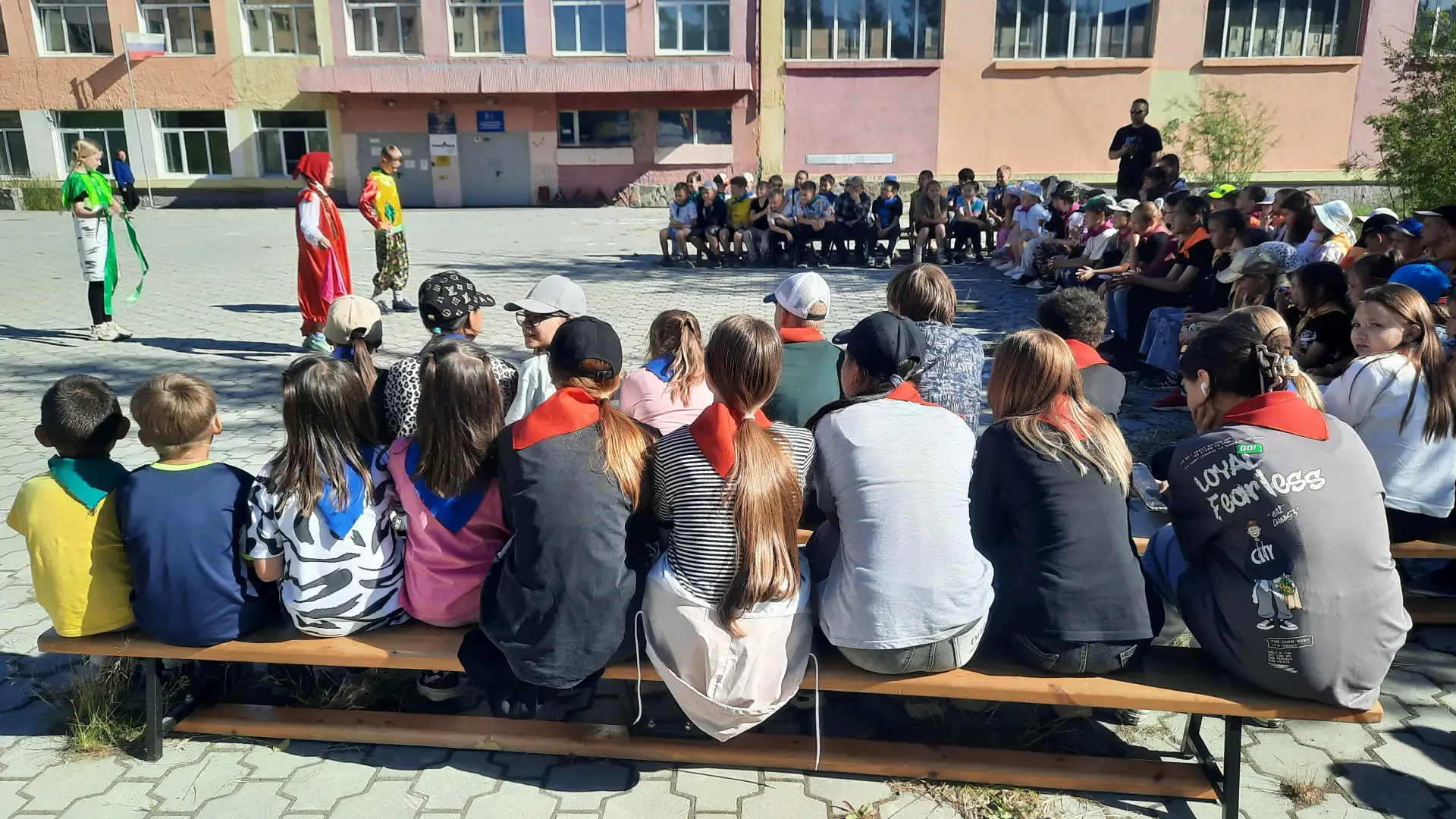 # 🇷🇺 ЧУКОТСКИЙ ДУХ И РУССКАЯ ДУША: ДЕНЬ НАРОДНЫХ ТРАДИЦИЙ В «РАДУГЕ»! ☀️🥁

Сегодня в нашем лагере