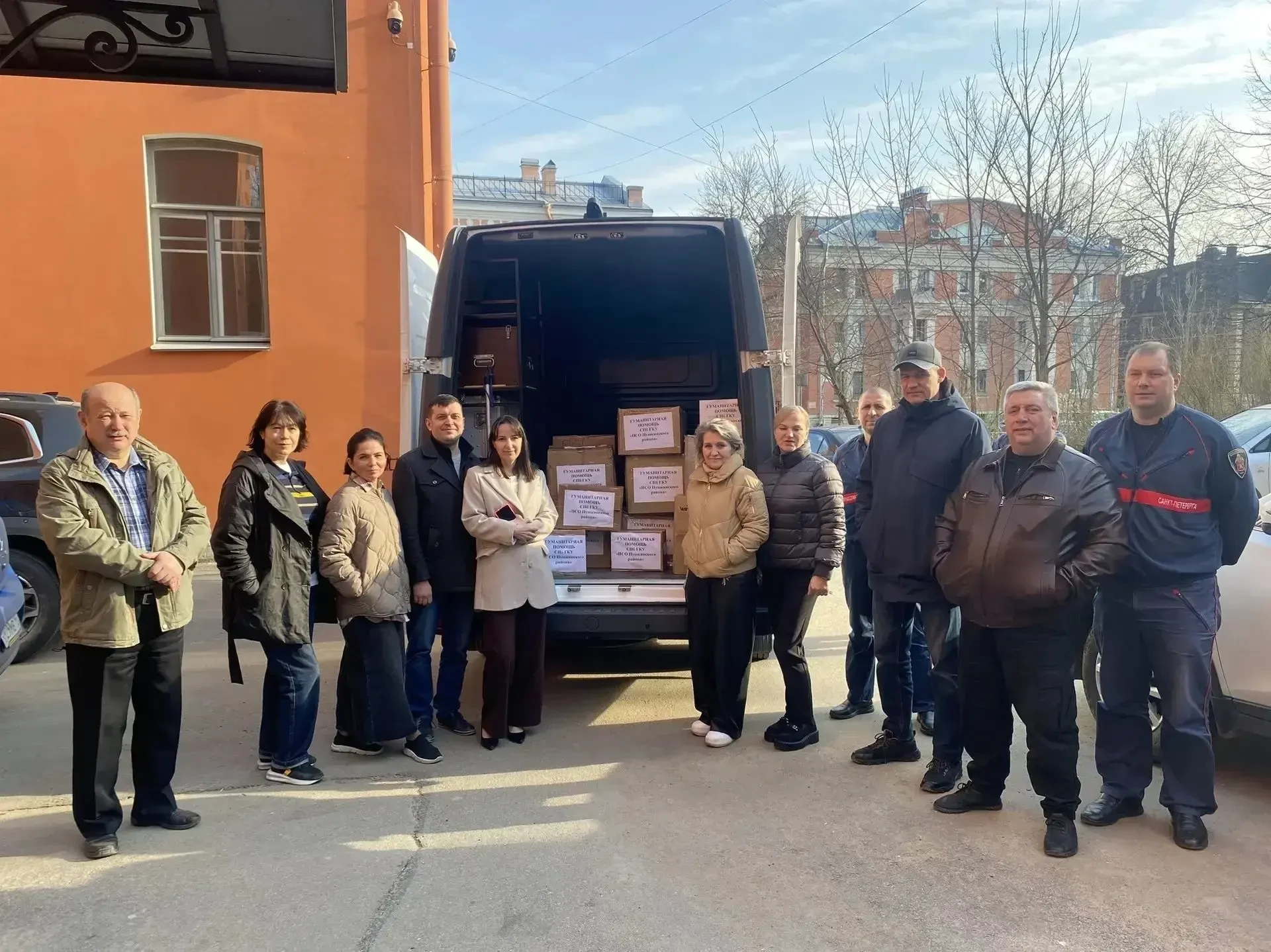 С начала года спасатели Санкт-Петербурга передали 1,8 тонны гуманитарной помощи   Сотрудники подведо