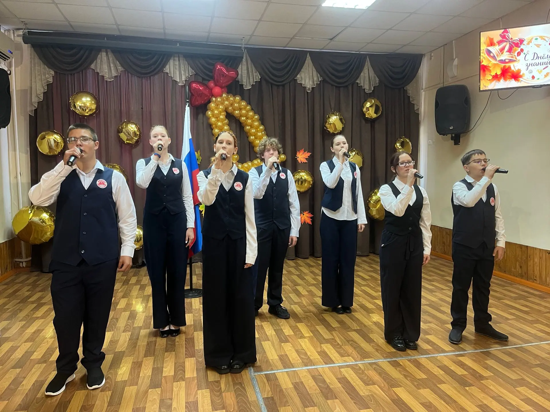 ПОД ФЛАГОМ ЕДИНСТВА — В МИР ЗНАНИЙ