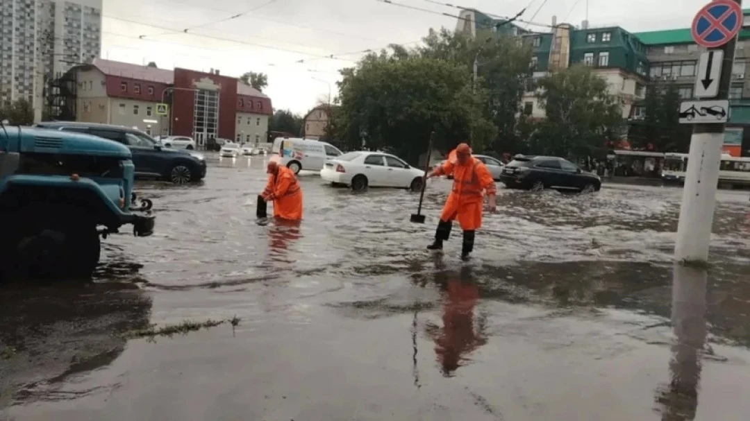 Власти Барнаула назвали улицы, которые подтопило после сильного ливня
