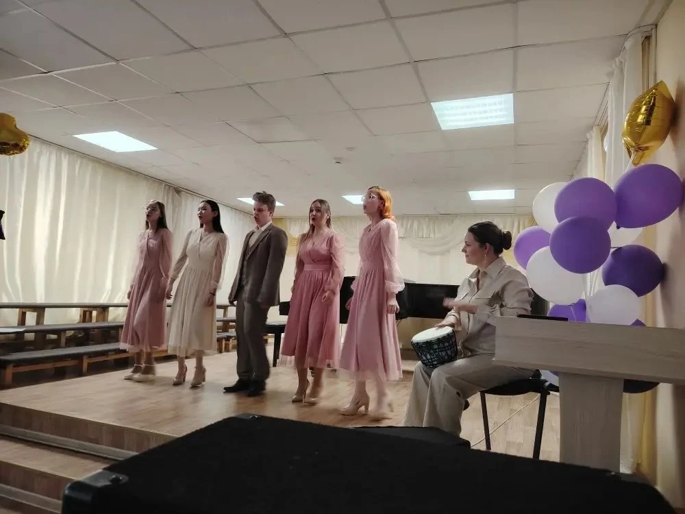 11 мая в актовом зале школы в п. Кадала состоялся концерт вокального ансамбля «Выпускни...