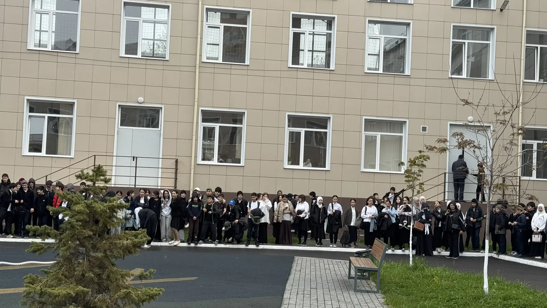 🌍 В честь акции «День защиты детей» в нашей школе прошла учебная эвакуация! 🚨 Все ученики и учителя 