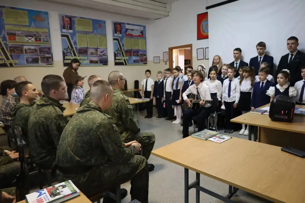 ✨ Сегодня Юные орлята  2 д класса и ученики 10 класса МАОО СОШ №1 с. Смоленка посетили воинскую част