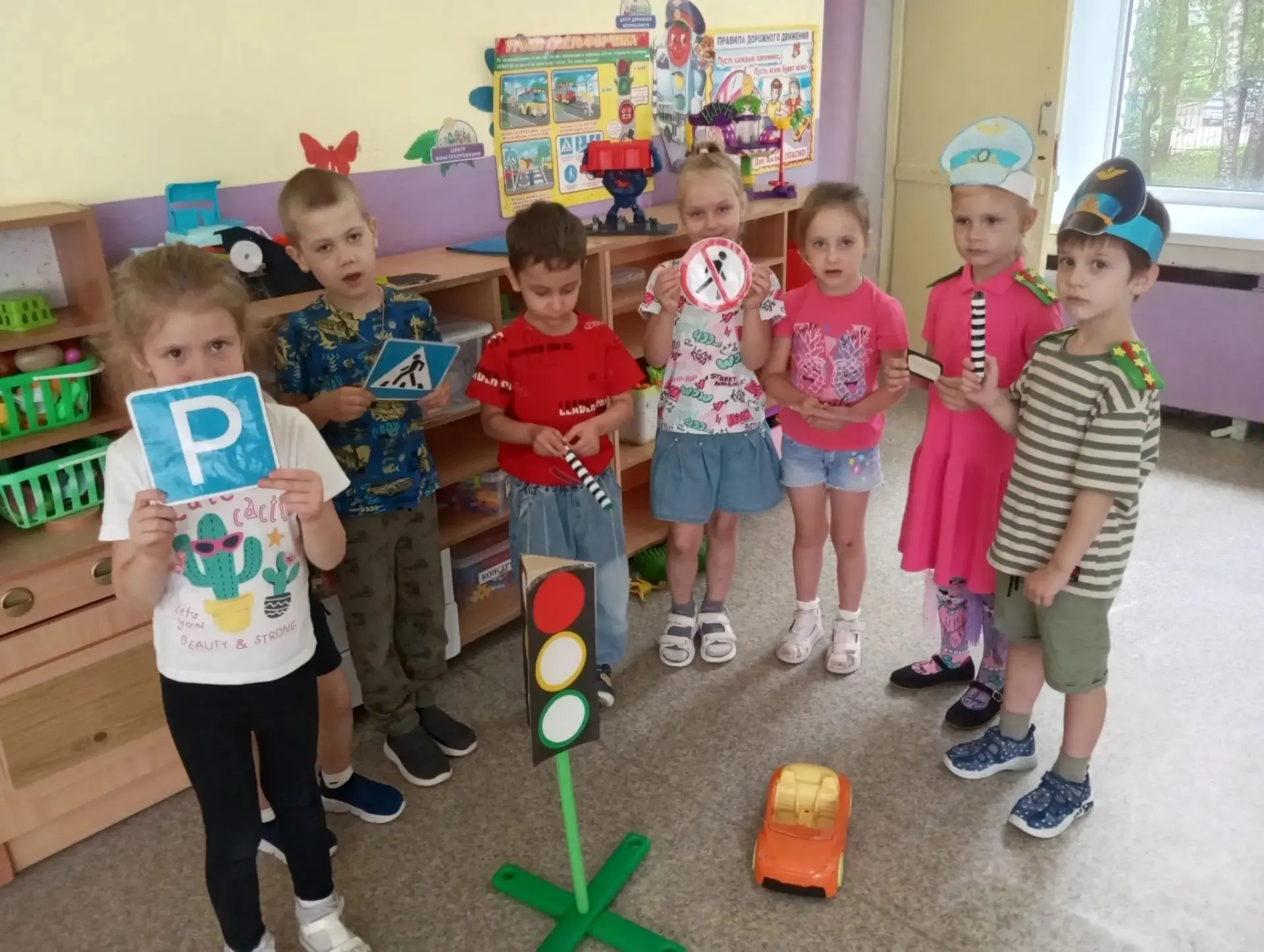 3 июля - день автоинспекции.
В группе №6 "Зайчики" прошло занятие по ПДД — ребята в игровой форме зн