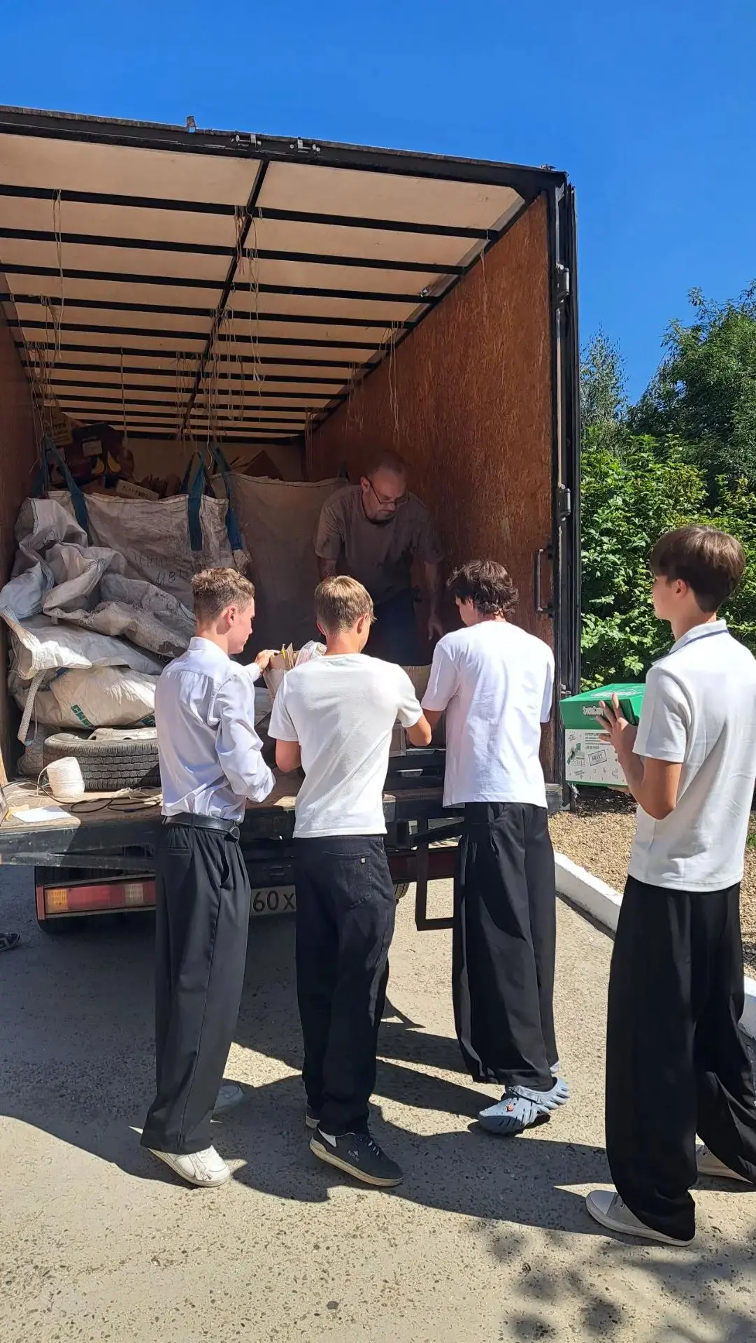 🌿 ВОЛОНТЁРЫ СПАСАЮТ ДЕРЕВЬЯ! ♻️📦