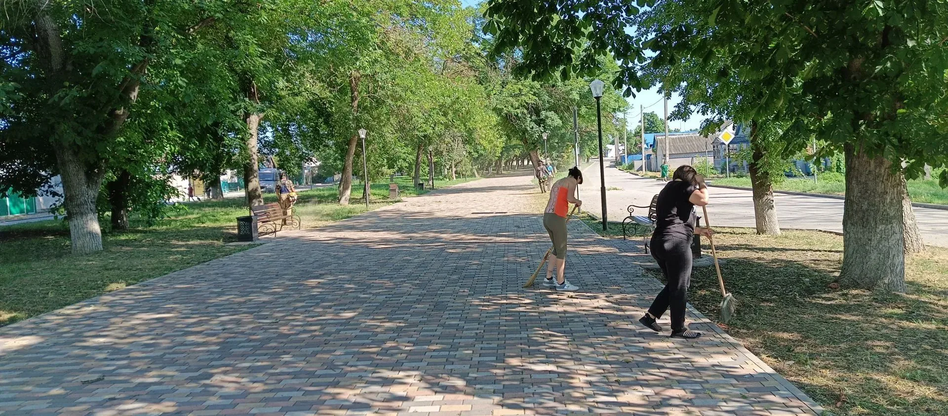 Сегодня в станице Зольской прошел субботник в рамках трехмесячника по благоустройству, ...