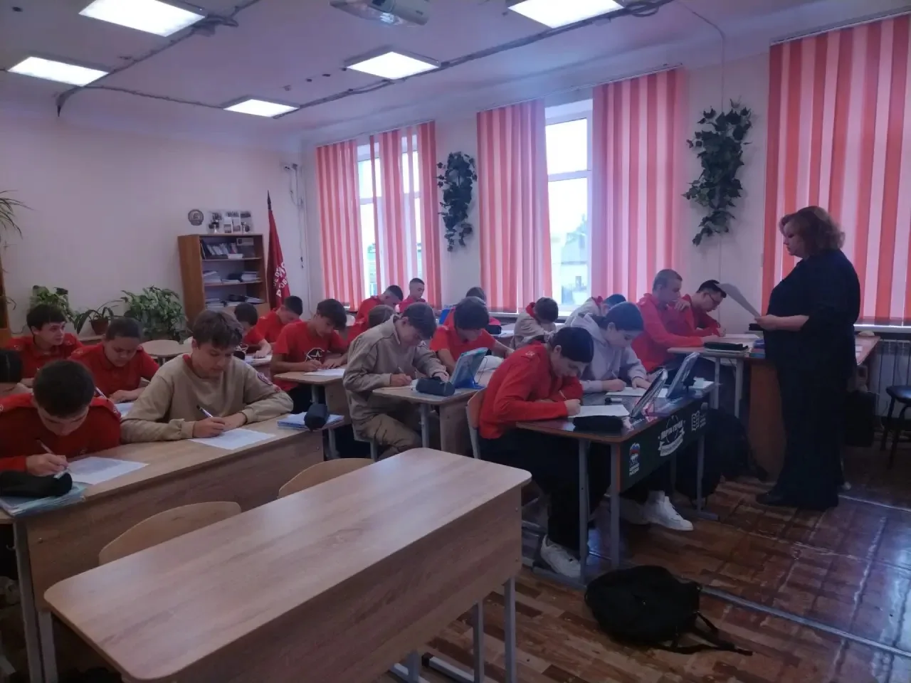 8 сентября 2026 года обучающиеся 9а и 11а классов МОУ СОШ № 1 имени А. С. Пушкина под р...