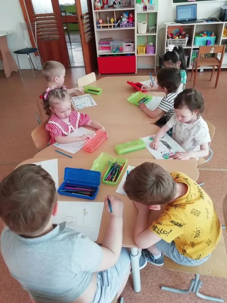 Знатоки ПДД

В группе «Одуванчик🌼» прошло занятие по правилам дорожного движения🚦. Ребята вспомнил