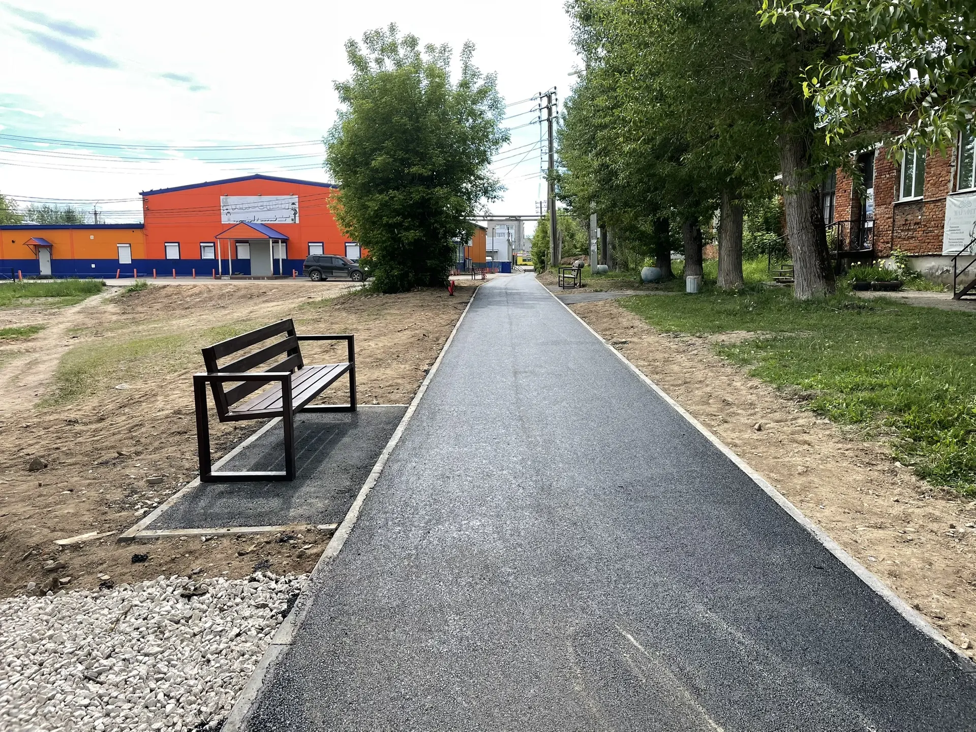 🚧 В р.п. Полазна продолжаются работы по ремонту тротуара и сетей уличного освещения!