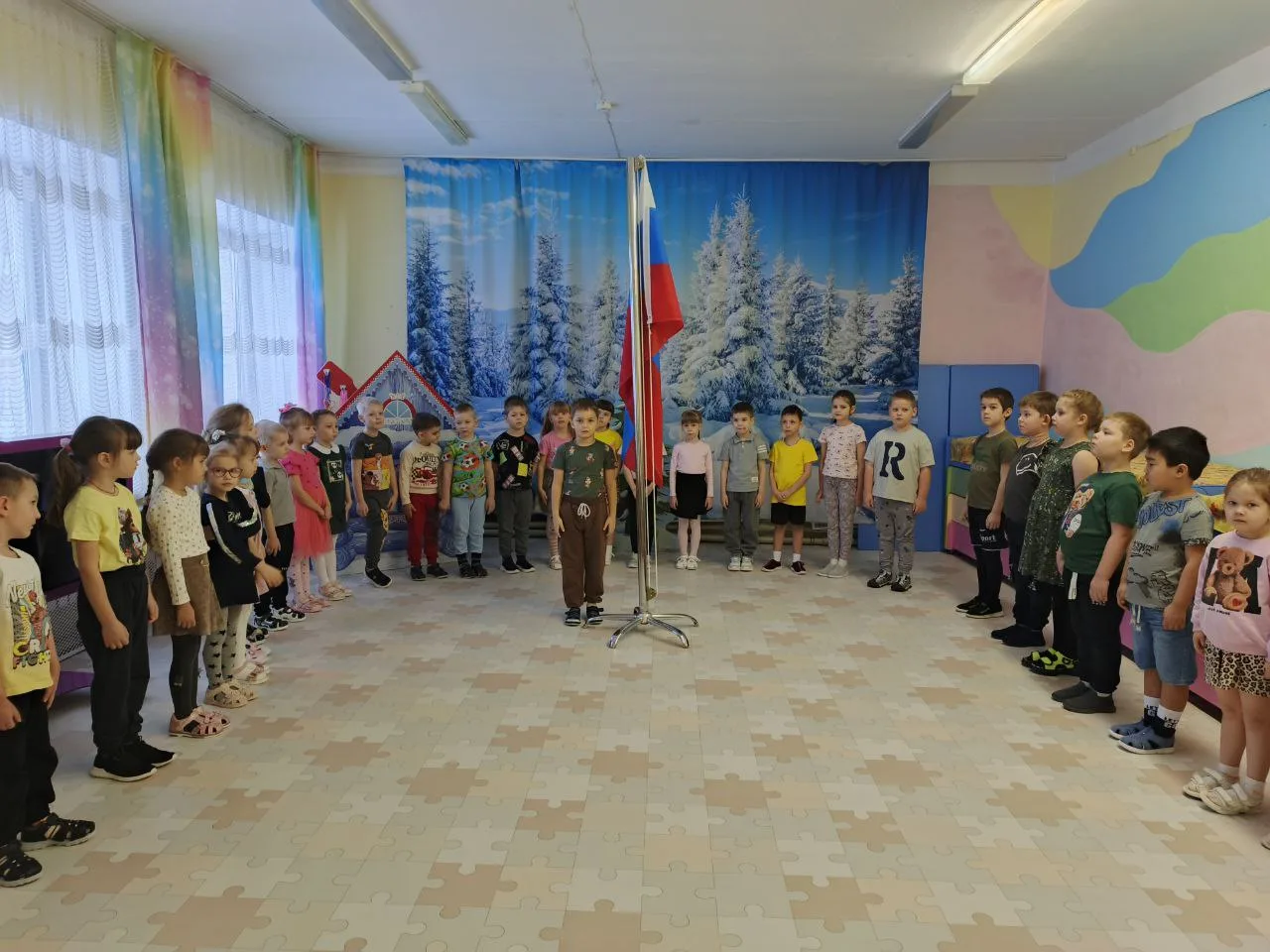 🇷🇺Традиционная линейка по понедельникам!

🇷🇺🎓Сегодня в нашем детском саду прошла традиционная л