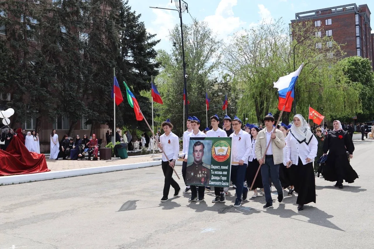🎖 Большой фоторепортаж с торжественного митинга, прошедшего в Буйнакске в честь празднования 81-й го