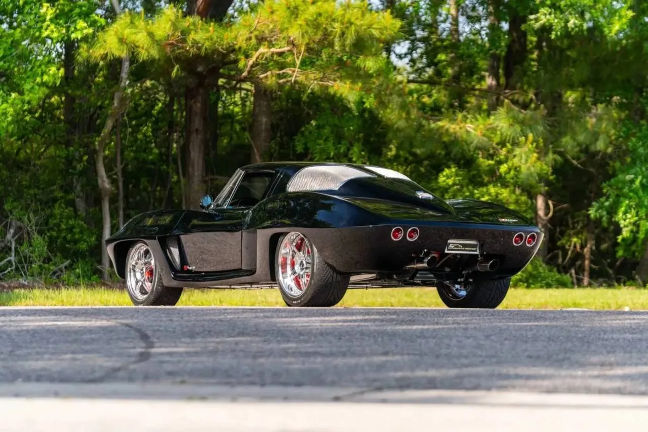 Corvette 1963 года превратили в среднемоторный суперкар — редкий C2 Split-Window лишилс...