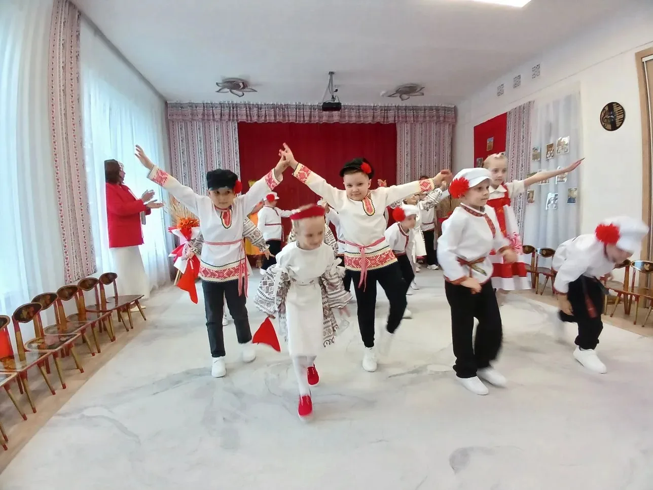 А у нас в саду «Богатыри да Красны девицы» прощались с детским садом.