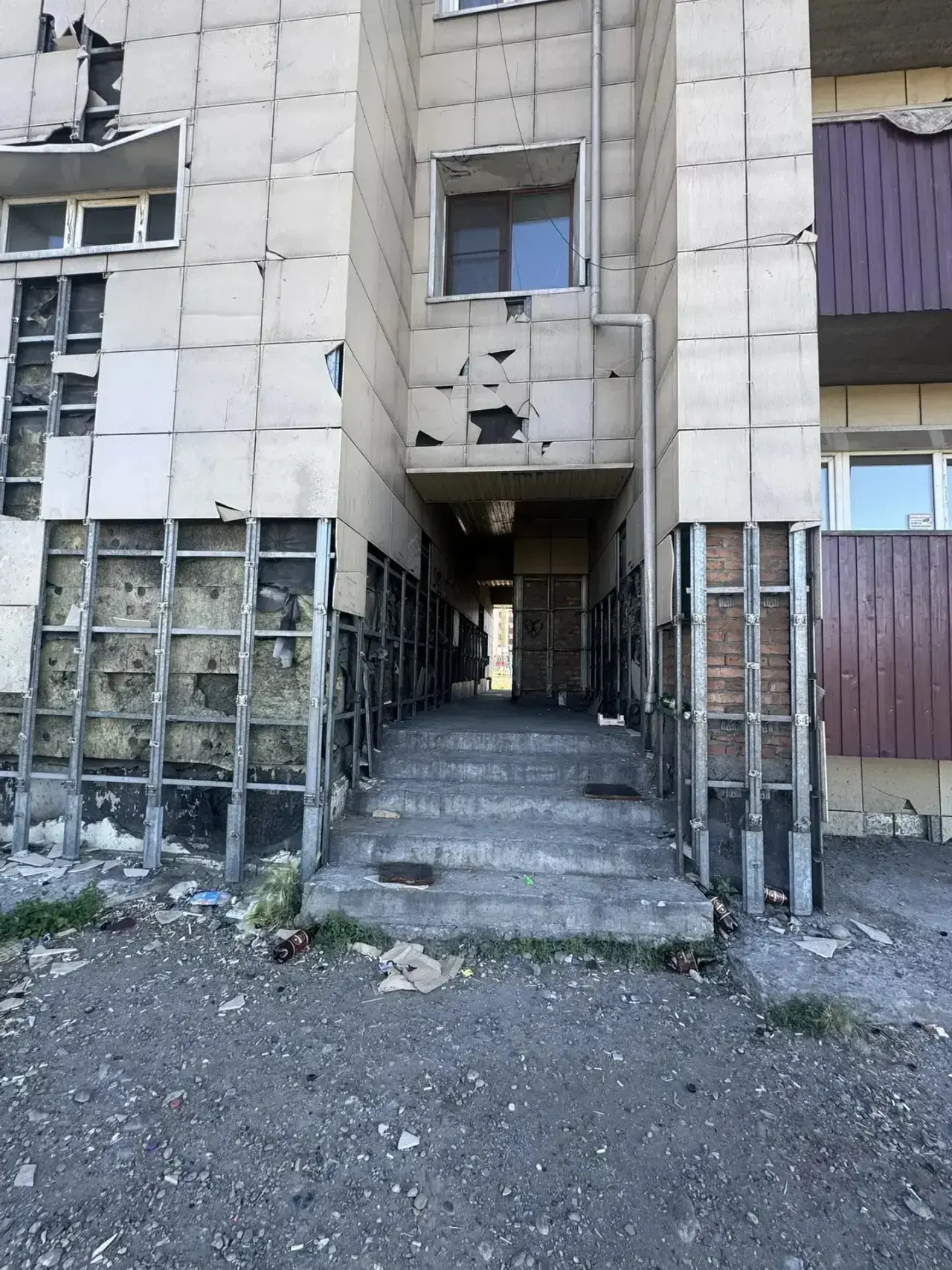 Анон. Помогите нам! Мы боимся замерзнуть зимой и пострадать от обрушения фасада. Адрес ...