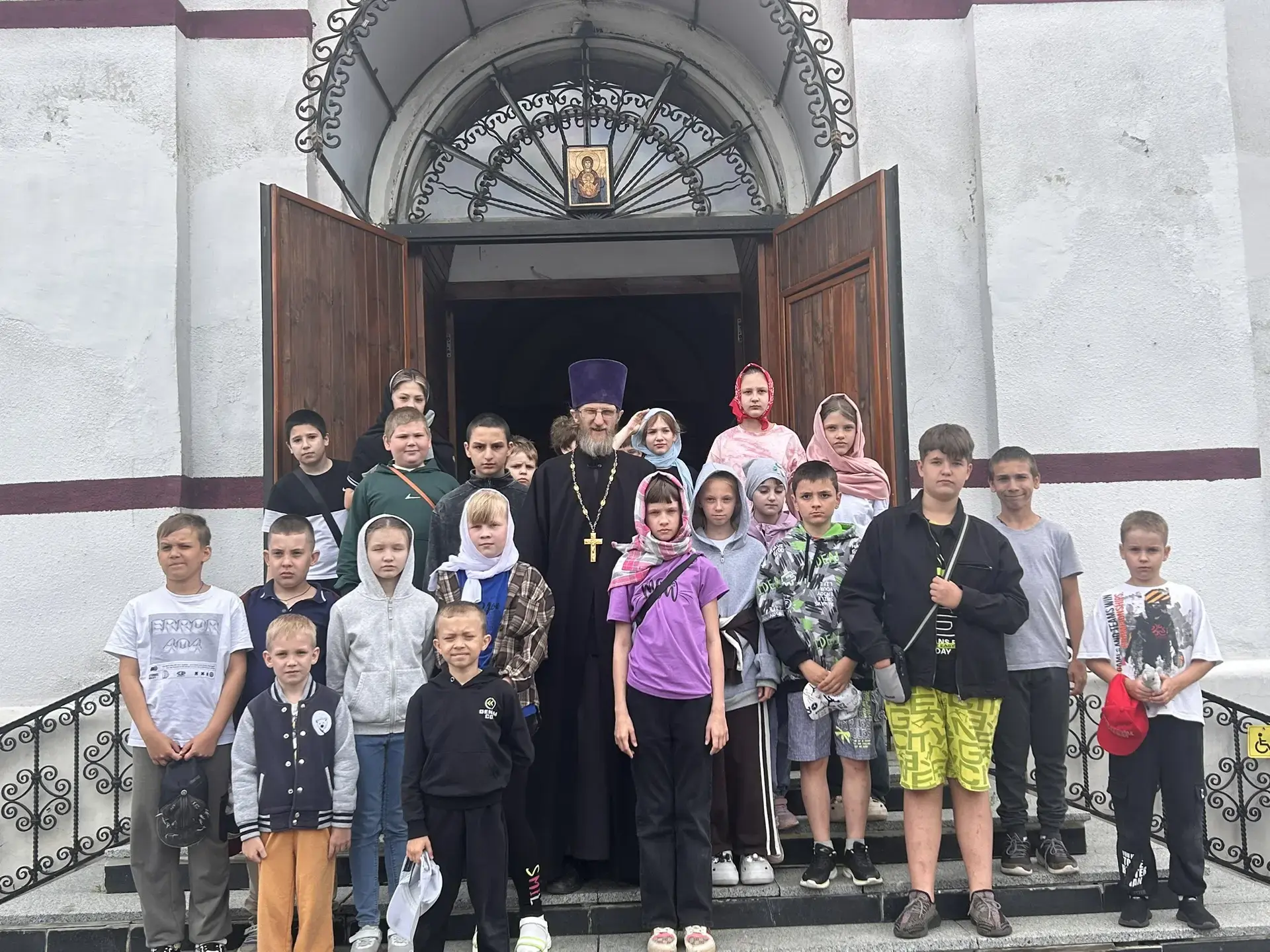 В Знаменском храме пгт Серебряные Пруды   прошла экскурсия для детей из школьного лагеря  и участник