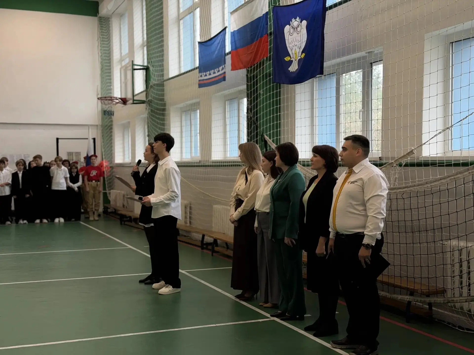Новая учебная неделя в школе №4: торжественная линейка и «Разговоры о важном»