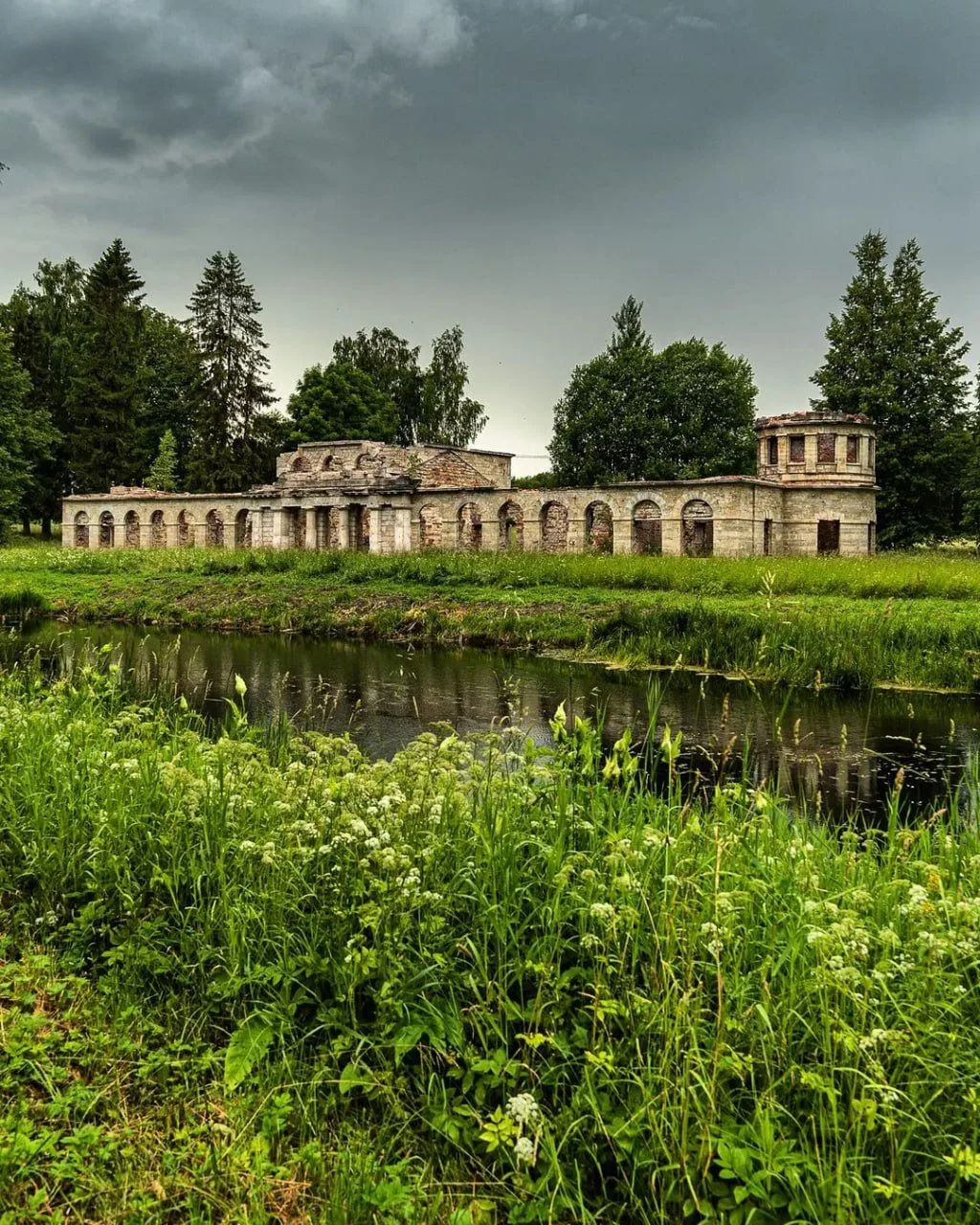 🏛 Павильон «Птичник»
#Гатчина

📌 В конце XVIII века на территории Дворцового парка на месте бывшег