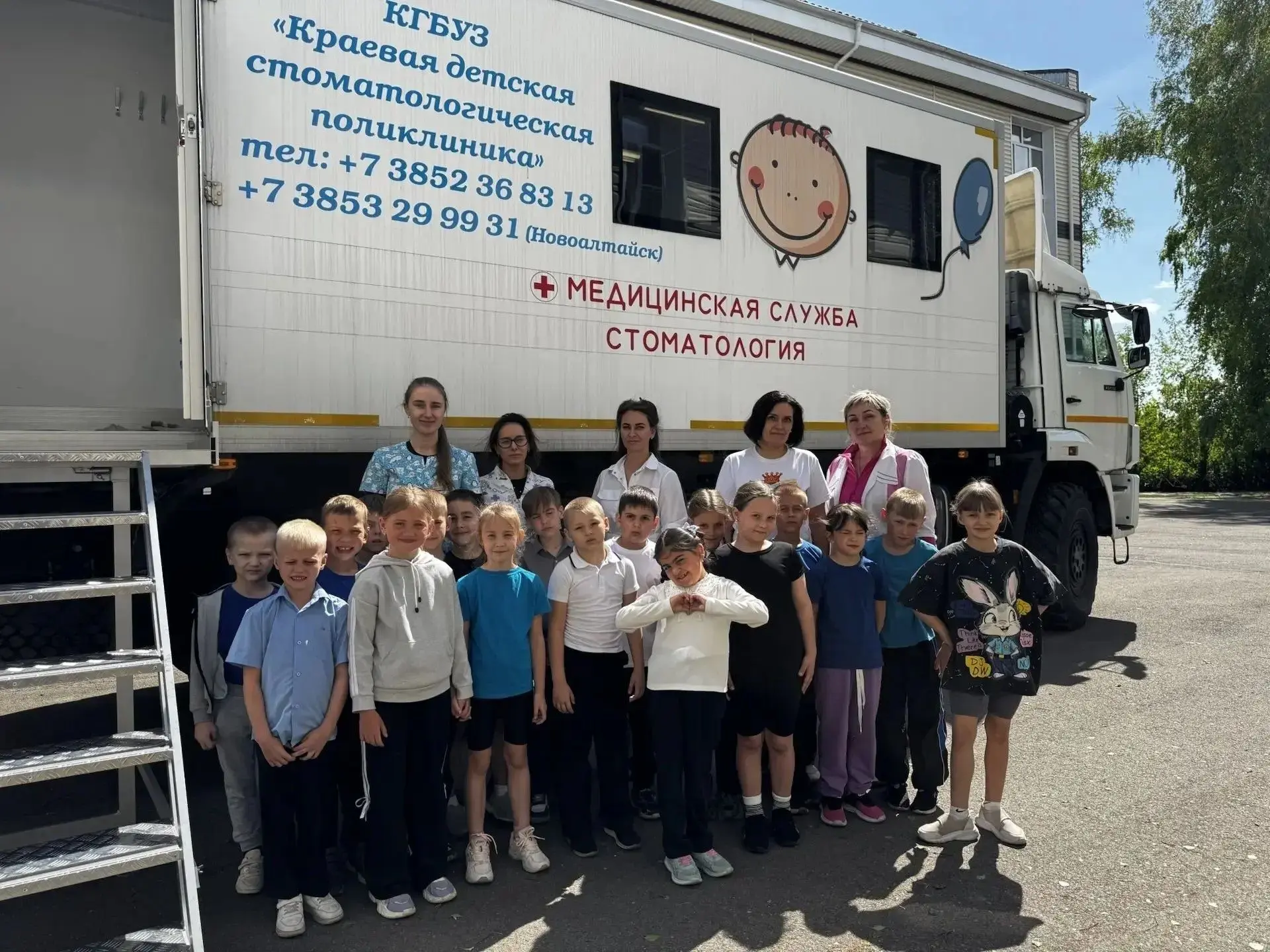 В Алтайском крае детские врачи-стоматологи провели выездное обследование. В составе гру...