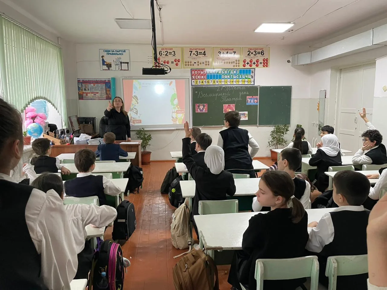 В нашей школе прошёл яркий и тёплый День театра .  Учащиеся 4Б класса с классным руководителем Гамза