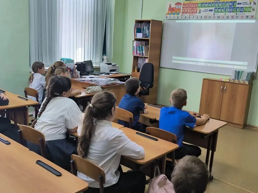 В 3 классе прошёл классный час "65 лет триумфа - День Космонавтики". Ученики вспомнили ...