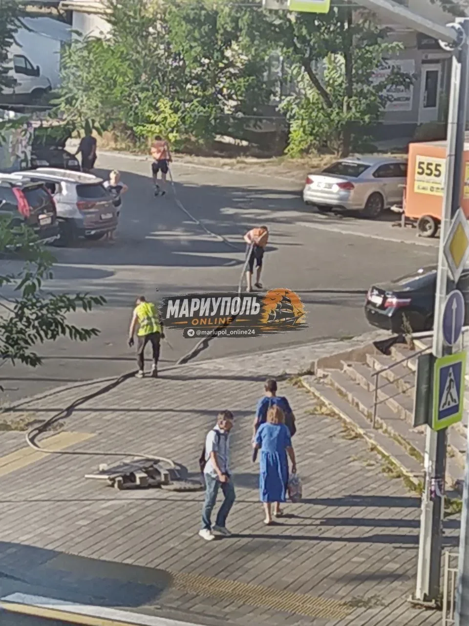 На проспекте Ленина возле банка ПУМБ заметили людей, которые снимают кабель