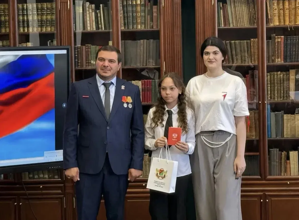 Мы — граждане России!

🎉 Ученица нашей школы Эмилия вместе с родителями приняла участие в торжестве