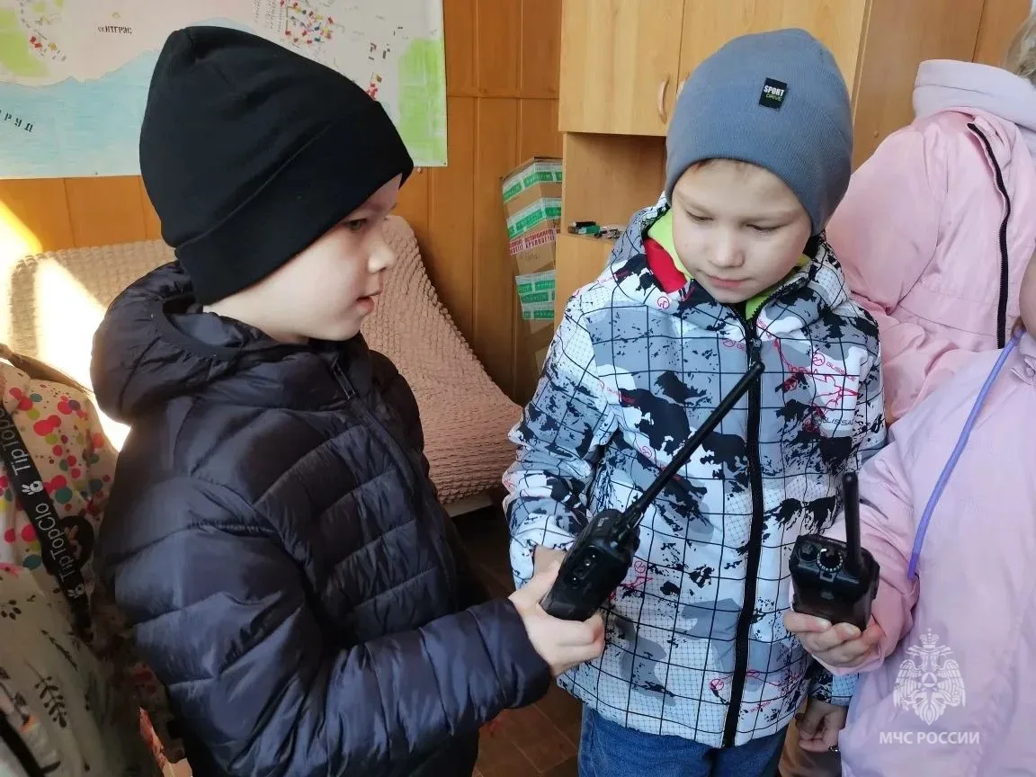 Боевая одежда на вырост: экскурсия в пожарно-спасательную часть  🚒 В городе Нижняя Тура ребята из де