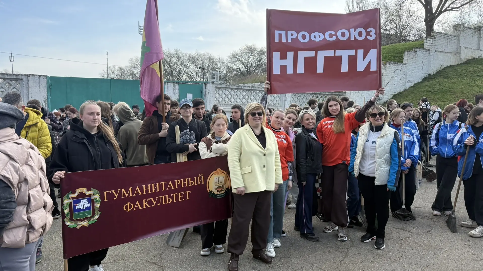 Чистый город к светлому празднику!  В преддверии праздника Великой Пасхи студенты и преподаватели НГ