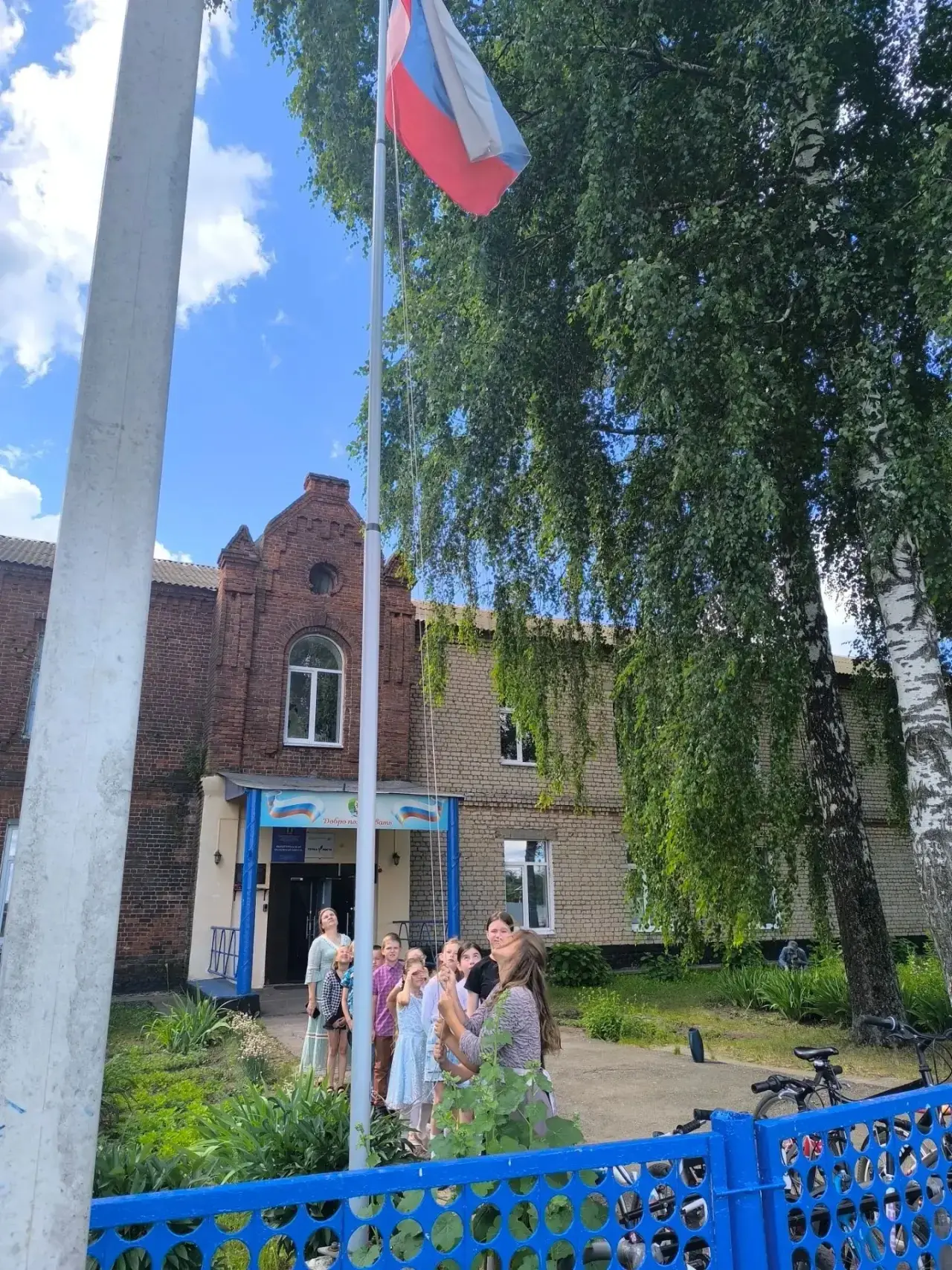 Ура, смена в лагере «Капелька» подошла к концу! 🎉

Дети постарались на славу — подготовили целую ко