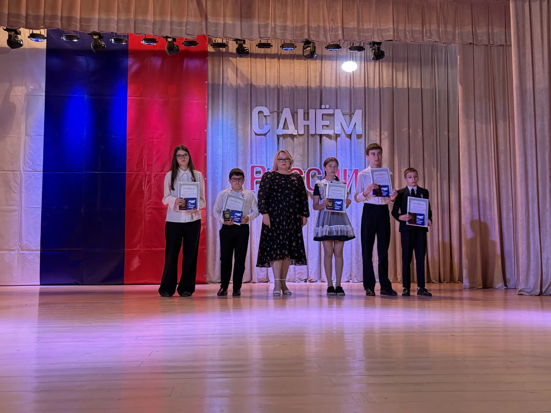 💐👏Торжественная церемония вручения паспортов состоялась в районах республики. 

Паспорта Российско